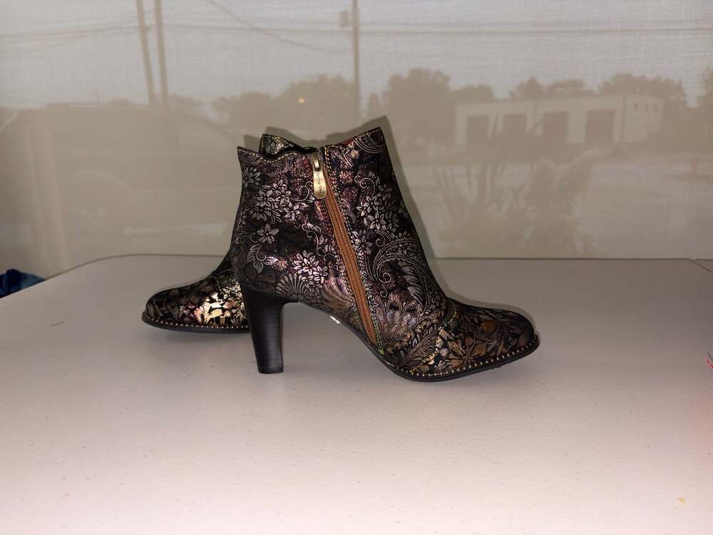 L’Artiste by Spring Step Fiery Metallic Leather Ankle Boots Size 40 / US 9